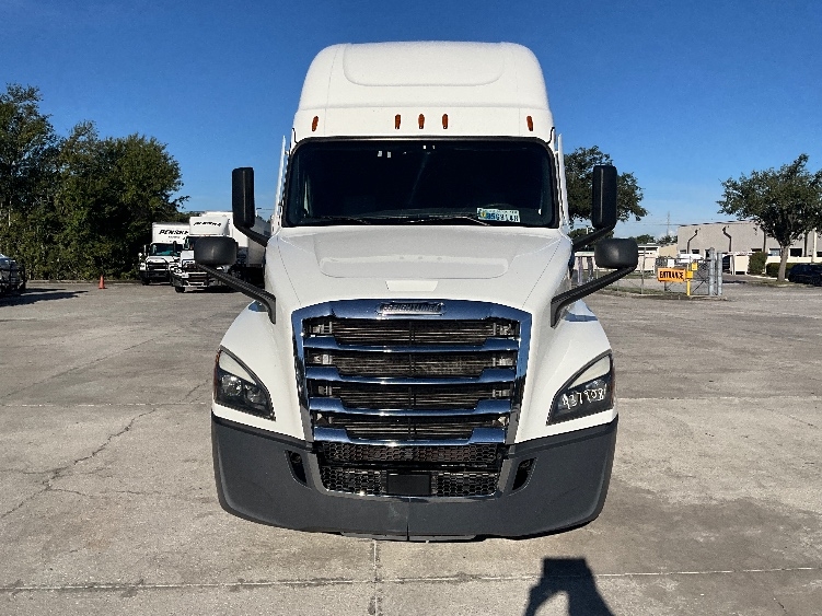 Used 2022 Freightliner Cascadia - photo 2