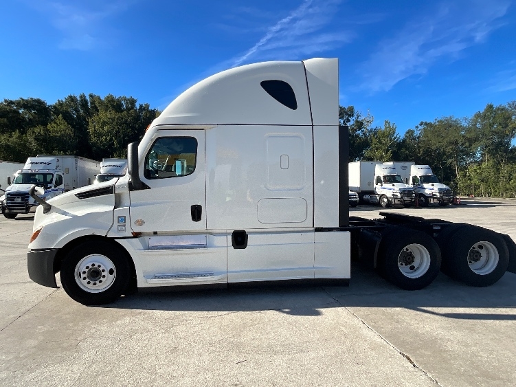 Used 2022 Freightliner Cascadia - photo 6