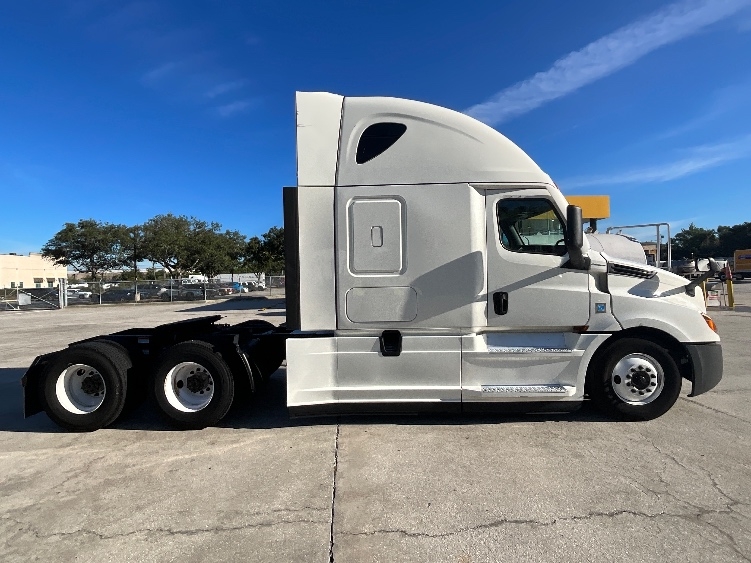Used 2022 Freightliner Cascadia - photo 10