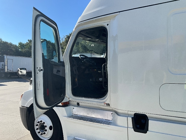 Used 2022 Freightliner Cascadia - photo 11
