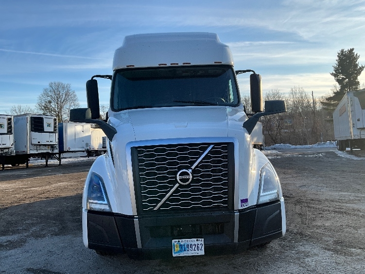 Used 2022 Volvo VNL - photo 2