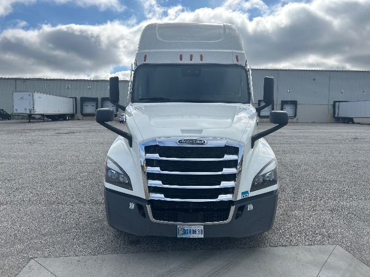 Used 2022 Freightliner Cascadia - photo 2