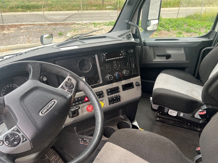 Used 2022 Freightliner Cascadia - photo 12