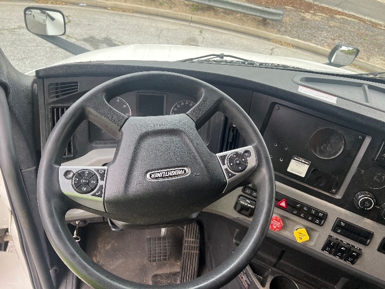 Used 2022 Freightliner Cascadia - photo 13