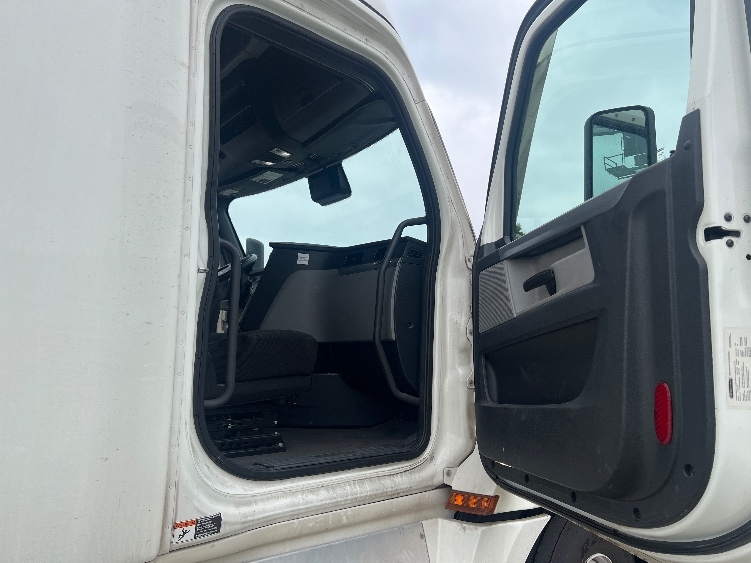 Used 2022 Freightliner Cascadia - photo 15