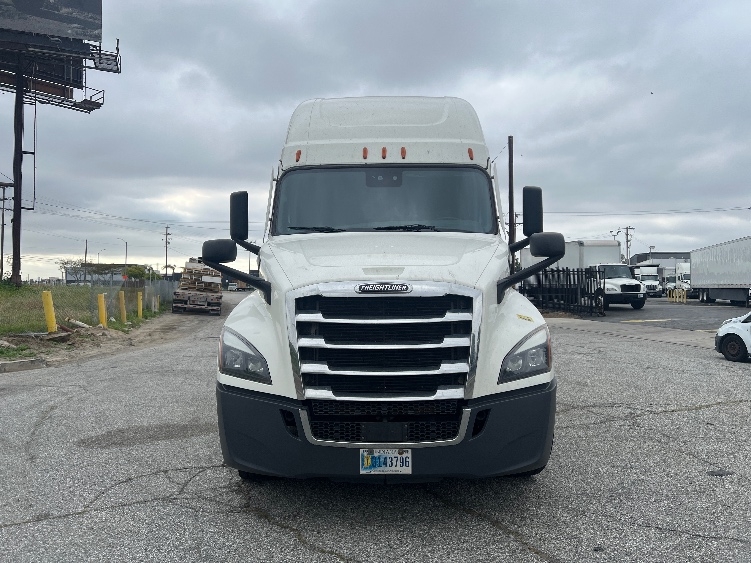 Used 2022 Freightliner Cascadia - photo 2