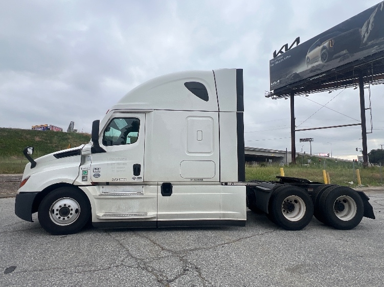 Used 2022 Freightliner Cascadia - photo 6