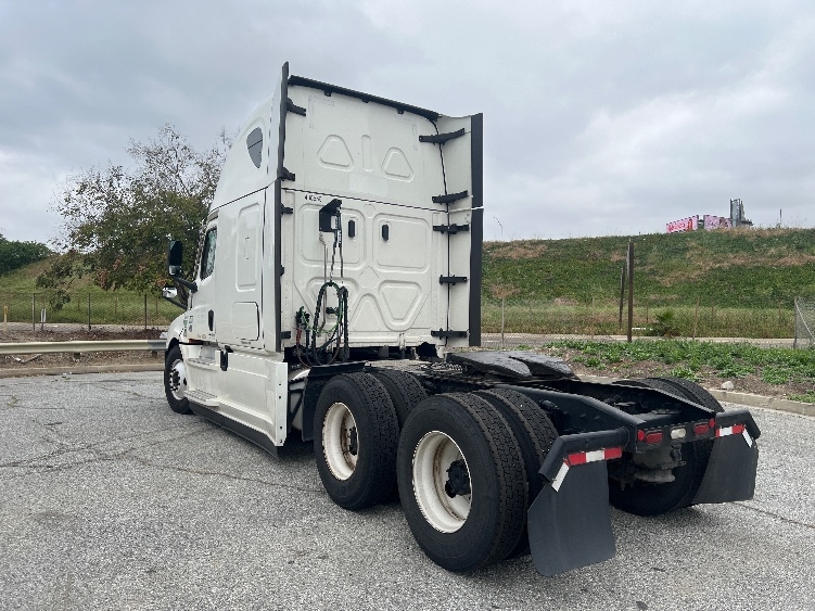 Used 2022 Freightliner Cascadia - photo 7