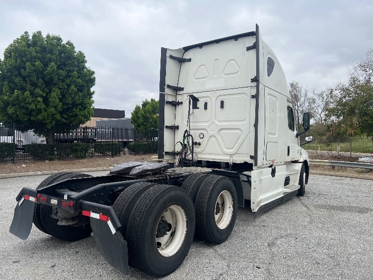 Used 2022 Freightliner Cascadia - photo 9