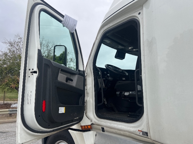 Used 2022 Freightliner Cascadia - photo 11