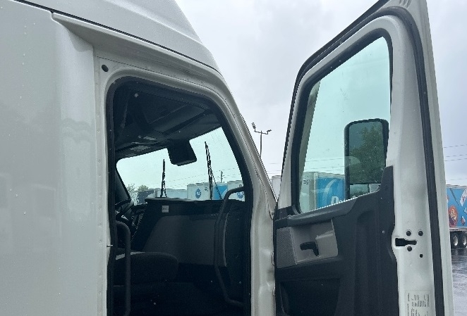 Used 2022 Freightliner Cascadia - photo 15