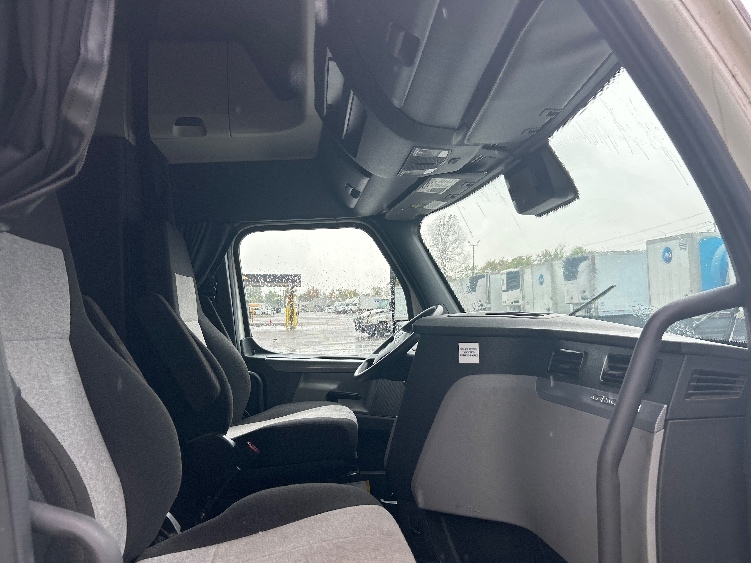 Used 2022 Freightliner Cascadia - photo 17