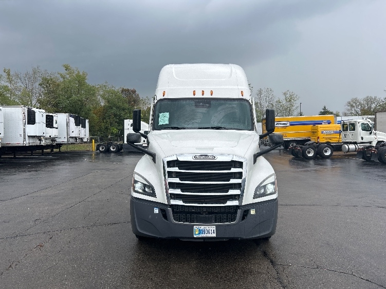 Used 2022 Freightliner Cascadia - photo 2