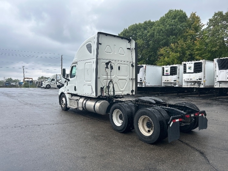 Used 2022 Freightliner Cascadia - photo 7