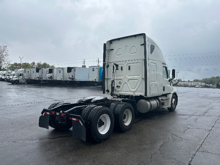 Used 2022 Freightliner Cascadia - photo 9