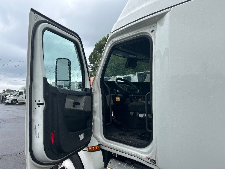 Used 2022 Freightliner Cascadia - photo 11