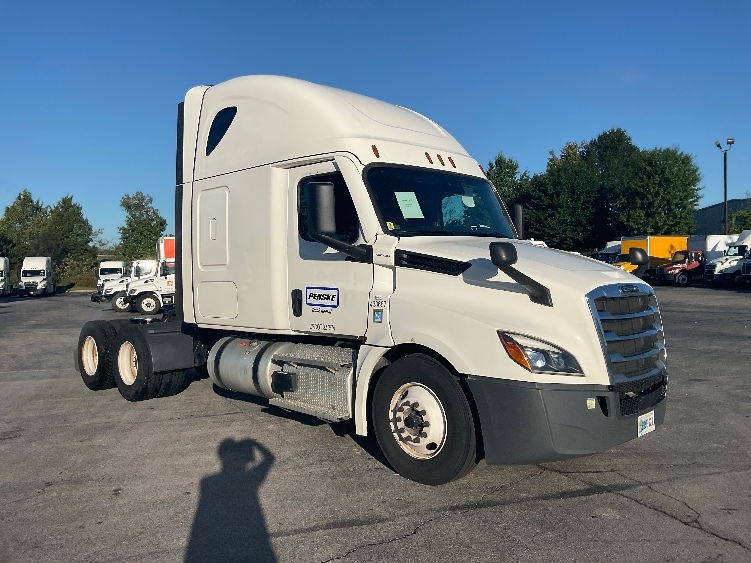 Used 2022 Freightliner Cascadia - photo 1
