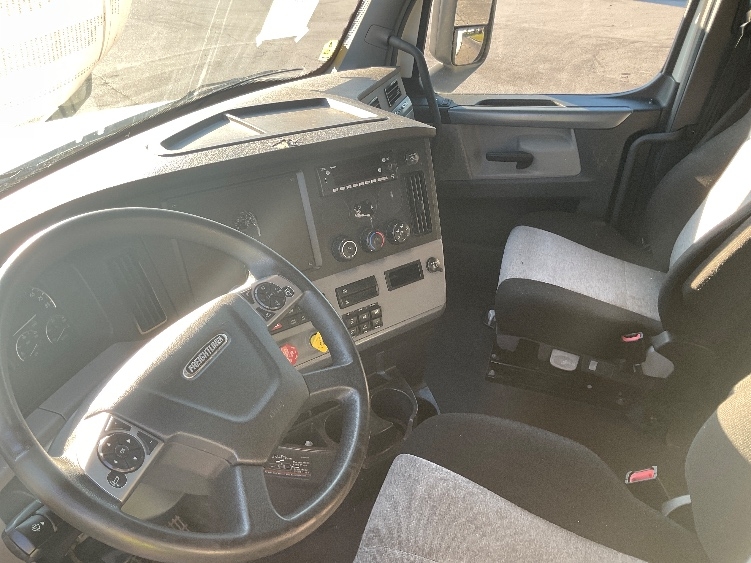 Used 2022 Freightliner Cascadia - photo 12