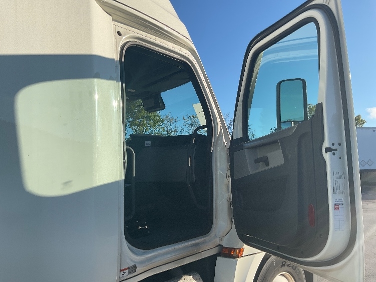 Used 2022 Freightliner Cascadia - photo 15
