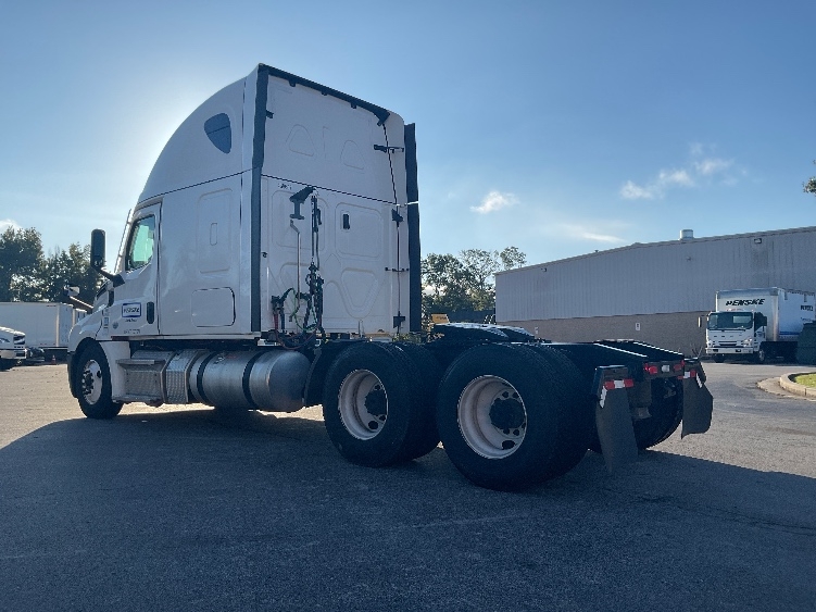 Used 2022 Freightliner Cascadia - photo 7
