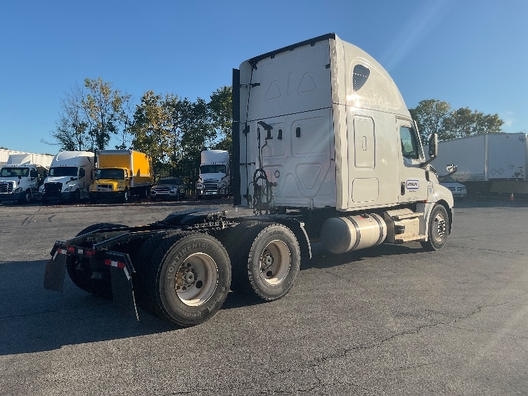 Used 2022 Freightliner Cascadia - photo 9