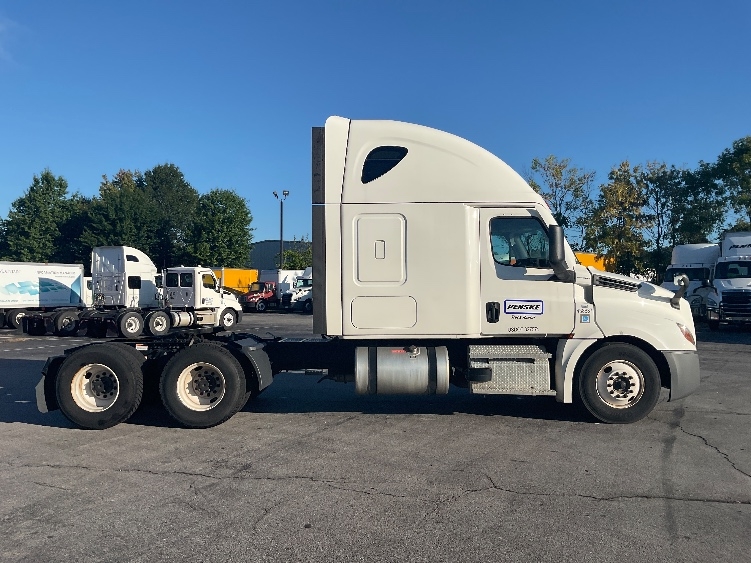 Used 2022 Freightliner Cascadia - photo 10