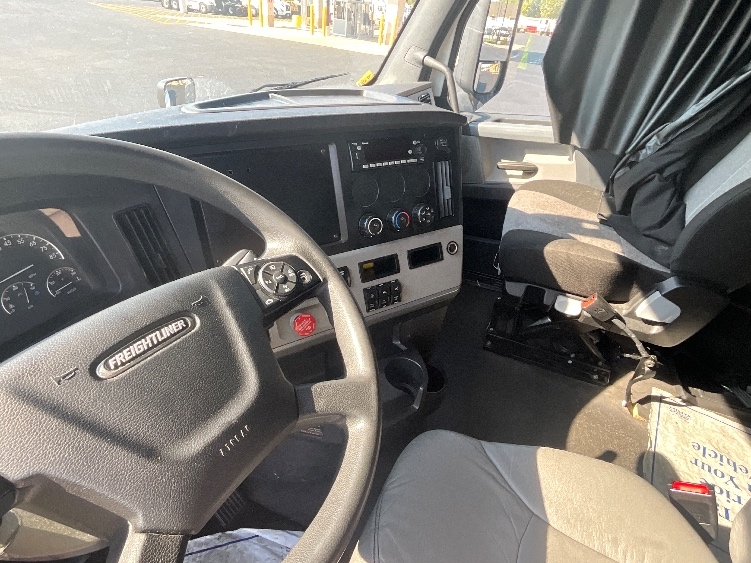 Used 2022 Freightliner Cascadia - photo 12
