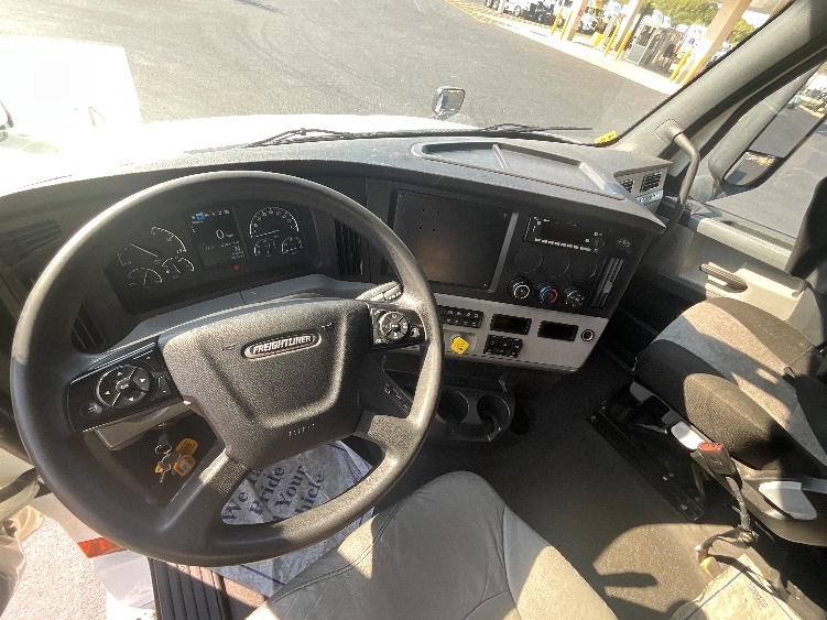 Used 2022 Freightliner Cascadia - photo 13