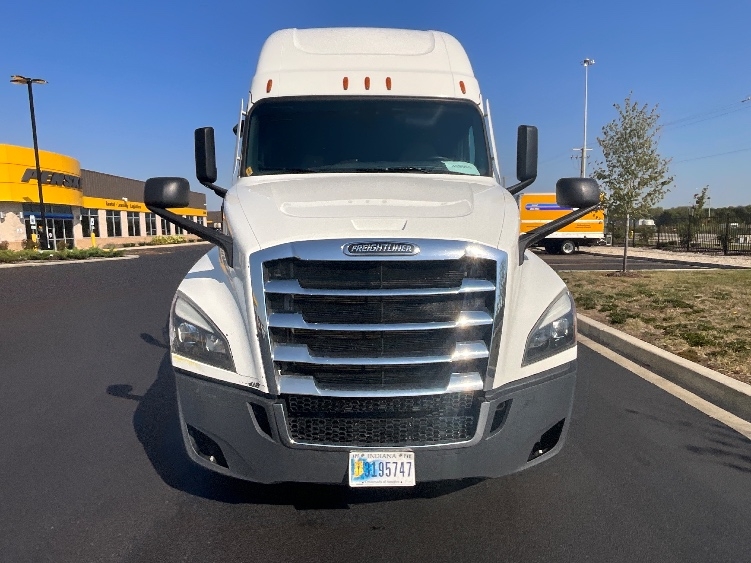 Used 2022 Freightliner Cascadia - photo 2