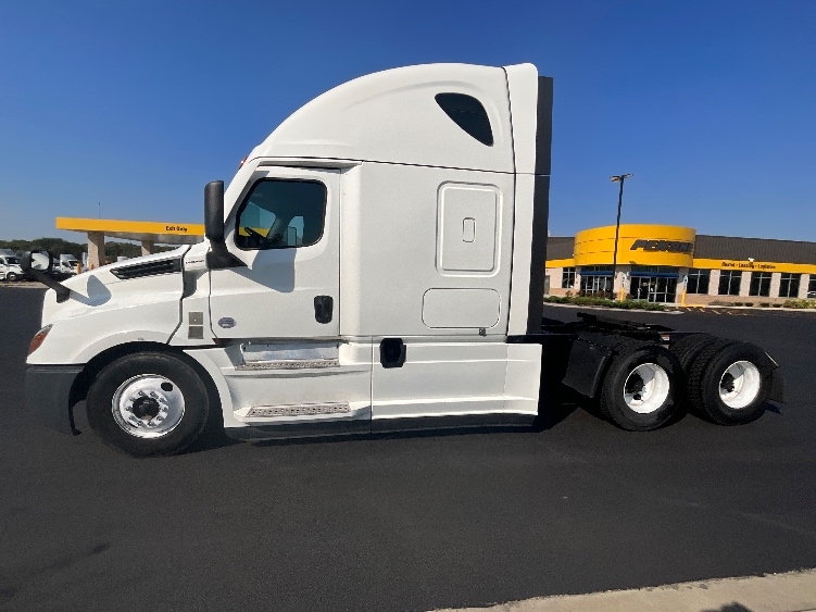 Used 2022 Freightliner Cascadia - photo 6
