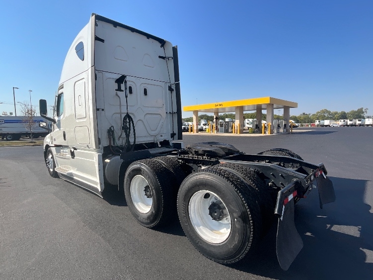 Used 2022 Freightliner Cascadia - photo 7