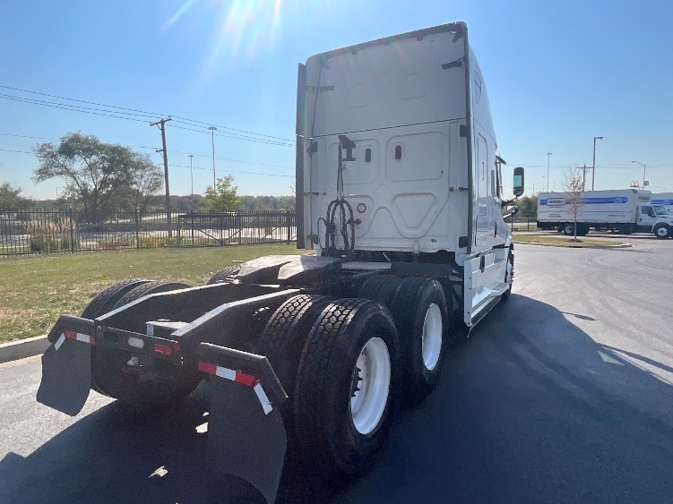 Used 2022 Freightliner Cascadia - photo 9