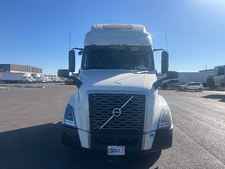 Used 2022 Volvo VNL - photo 2