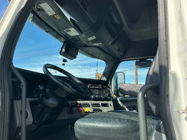 Used 2022 Freightliner Cascadia - photo 12