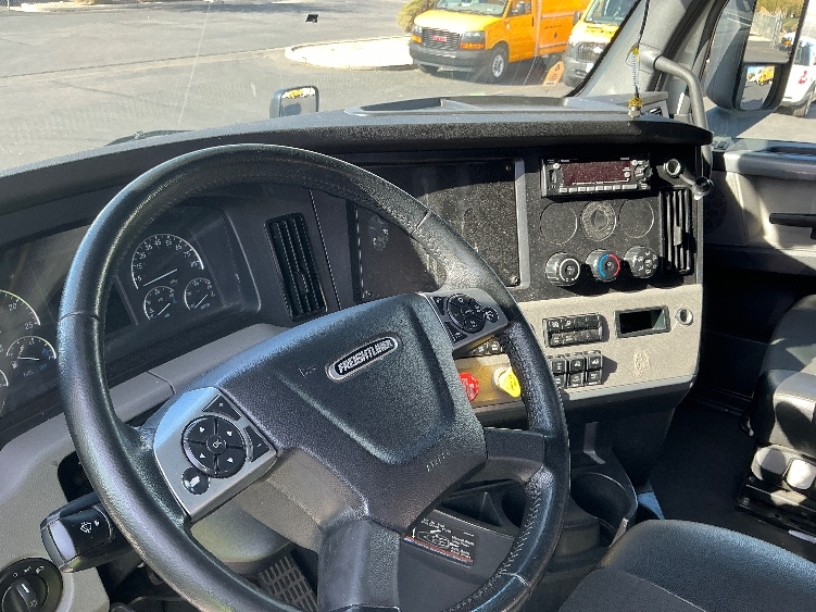 Used 2022 Freightliner Cascadia - photo 13