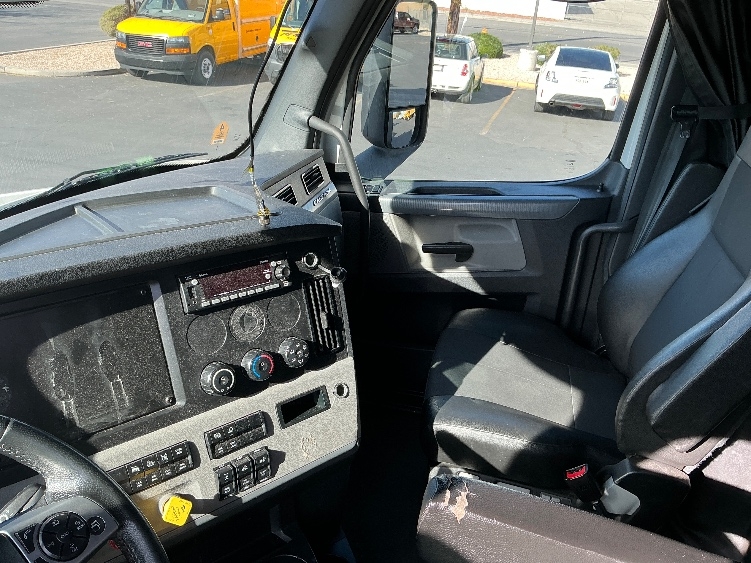 Used 2022 Freightliner Cascadia - photo 14