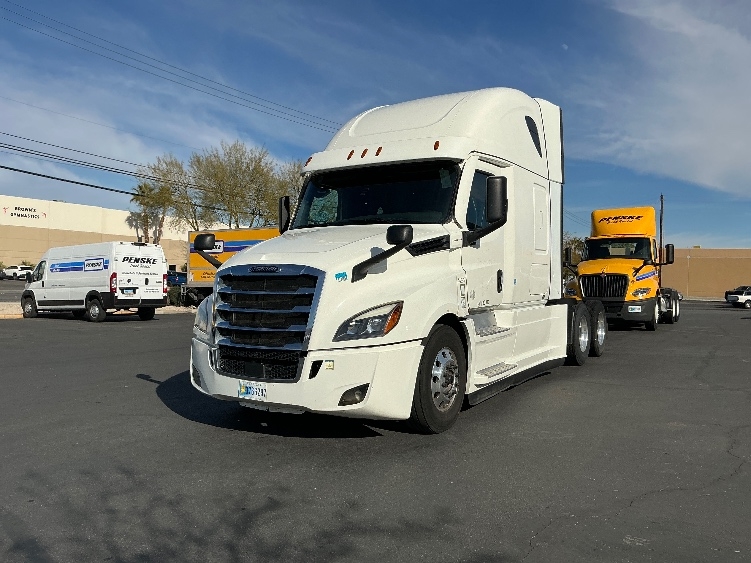 Used 2022 Freightliner Cascadia - photo 5
