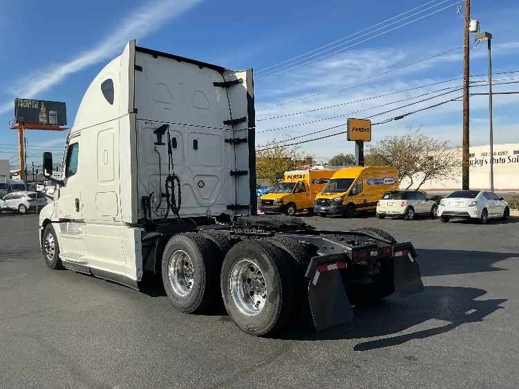 Used 2022 Freightliner Cascadia - photo 7