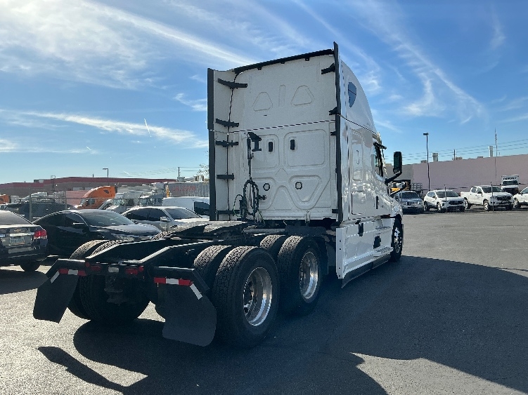 Used 2022 Freightliner Cascadia - photo 9