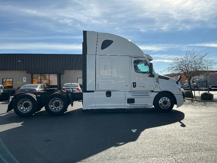 Used 2022 Freightliner Cascadia - photo 10