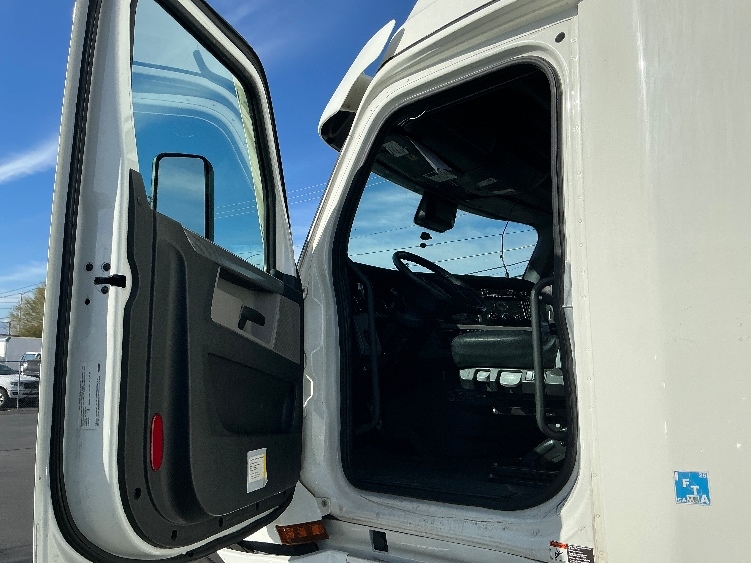 Used 2022 Freightliner Cascadia - photo 11
