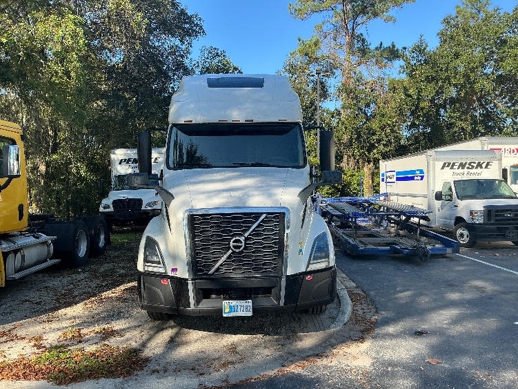 Used 2022 Volvo VNL - photo 2