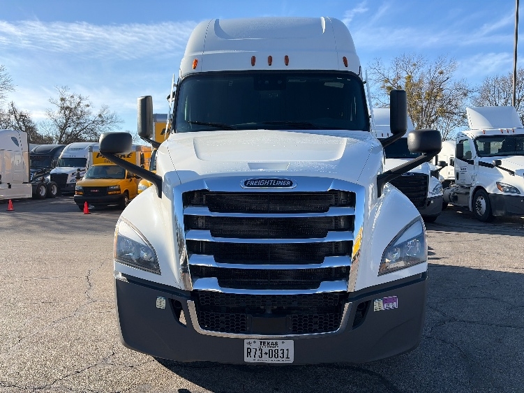 Used 2023 Freightliner Cascadia - photo 2