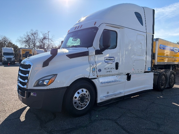 Used 2023 Freightliner Cascadia - photo 5