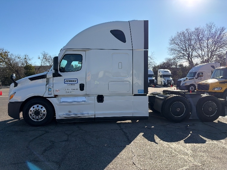 Used 2023 Freightliner Cascadia - photo 6
