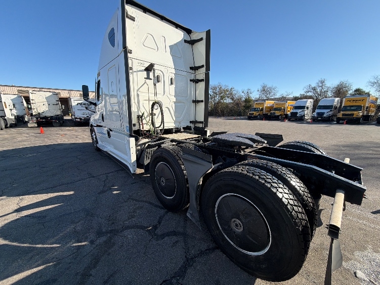 Used 2023 Freightliner Cascadia - photo 7