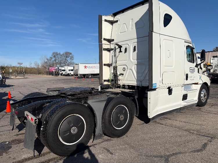 Used 2023 Freightliner Cascadia - photo 9