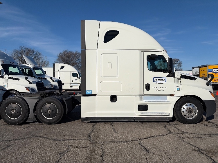 Used 2023 Freightliner Cascadia - photo 10