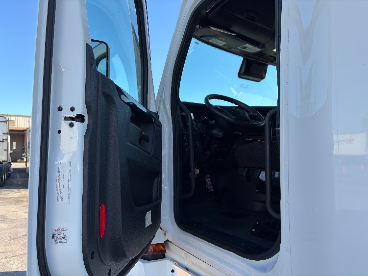 Used 2023 Freightliner Cascadia - photo 11