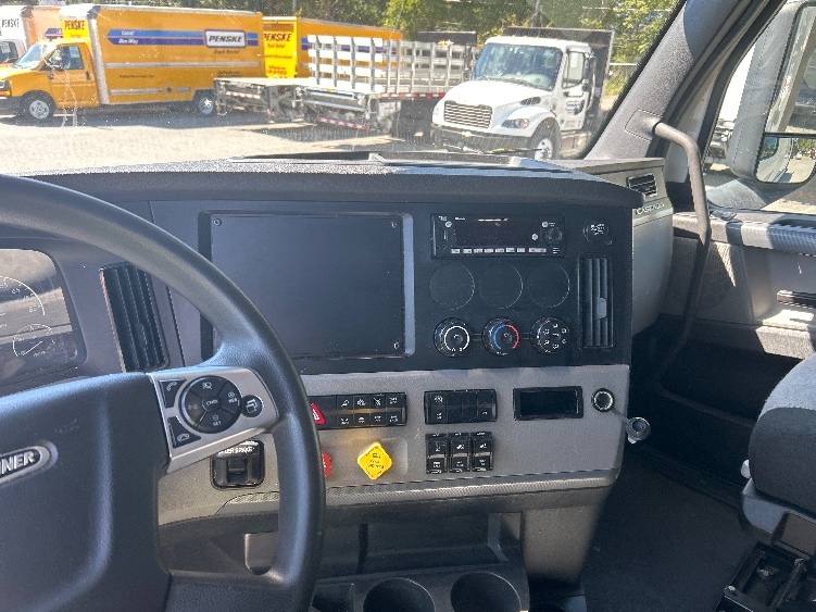 Used 2022 Freightliner Cascadia - photo 13